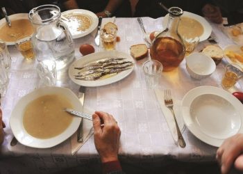 6 πράγματα που δεν πρέπει να κάνουμε μετά το φαγητό και η συνήθεια που καλό είναι να αποφεύγουμε