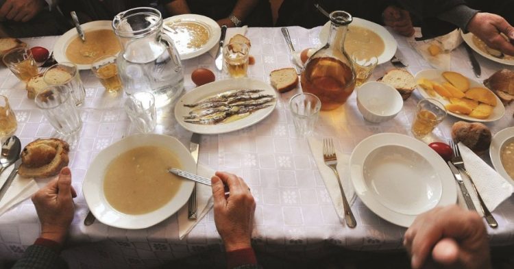 6 πράγματα που δεν πρέπει να κάνουμε μετά το φαγητό και η συνήθεια που καλό είναι να αποφεύγουμε