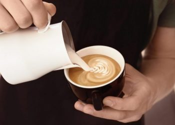 Ο πανεύκολος τρόπος να φτιάξεις αφρόγαλα για τον καφέ σου