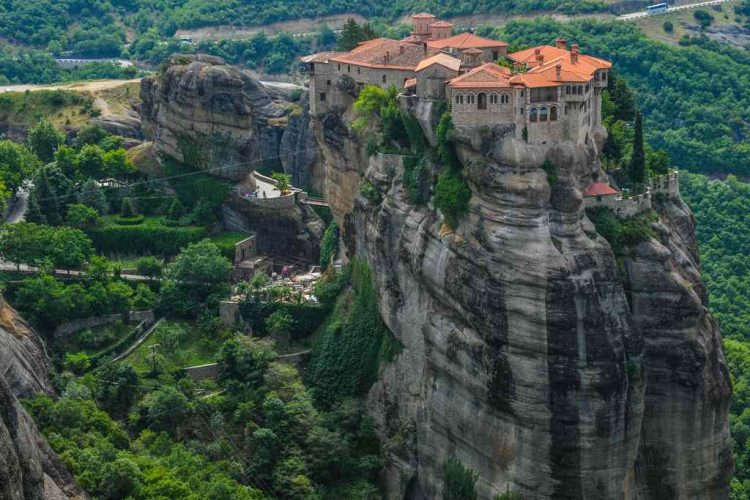 Κλειστοί οι βυζαντινοί ναοί λόγω του σεισμού – Ανοιχτά τα μοναστήρια στα Μετέωρα