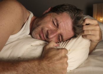 Τι μπορεί να σας συμβαίνει αν σας πονάνε τα γόνατά σας τη νύχτα