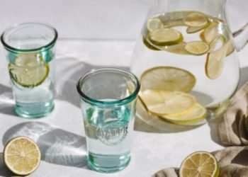 7 καλοί λόγοι που θα σε πείσουν να πίνεις νερό με λεμόνι κάθε πρωί