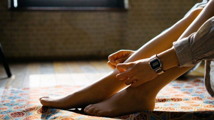 Κράμπες στα πόδια: Πού οφείλονται και πώς να τις αντιμετωπίσετε- 4 συχνά προβλήματα στα πόδια