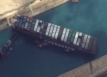 Διώρυγα του Σουέζ: Διεκόπησαν οι εργασίες αποκόλλησης του Ever Given