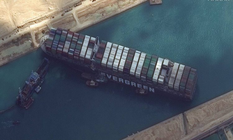 Διώρυγα του Σουέζ: Διεκόπησαν οι εργασίες αποκόλλησης του Ever Given