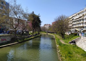 Δεύτερη άνοιξη με… καραντίνα στα Τρίκαλα-Οι Τρικαλινοί βγήκαν να απολαύσουν την λιακάδα (φωτό)