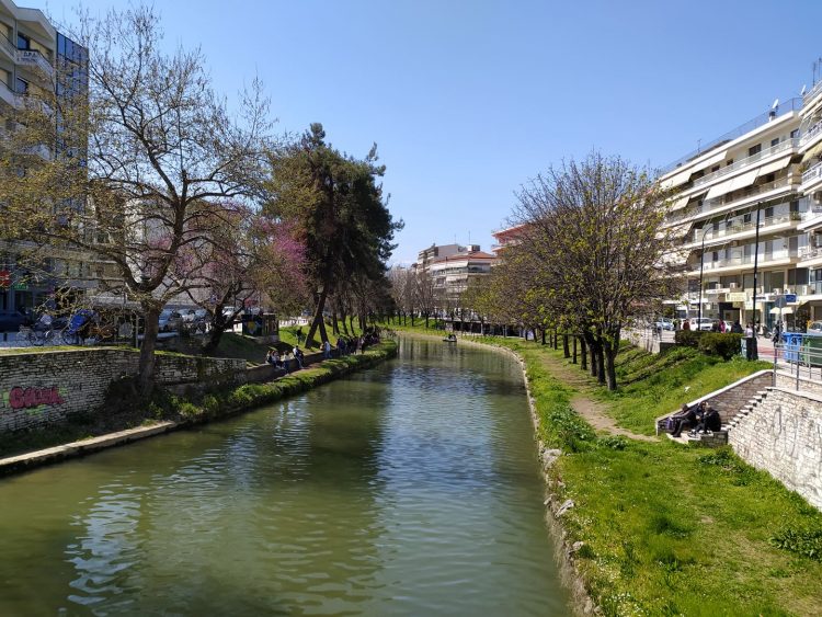 Δεύτερη άνοιξη με… καραντίνα στα Τρίκαλα-Οι Τρικαλινοί βγήκαν να απολαύσουν την λιακάδα (φωτό)