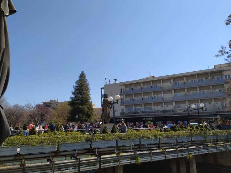Δεύτερη άνοιξη με… καραντίνα στα Τρίκαλα-Οι Τρικαλινοί βγήκαν να απολαύσουν την λιακάδα (φωτό)