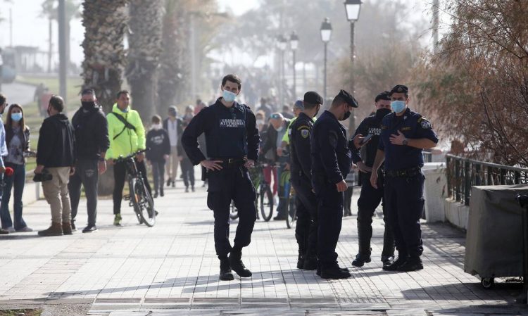SMS στο 13033: Πώς θα μετακινούμαστε για καταστήματα, άθληση και φροντίδα ηλικιωμένου