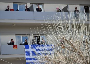 Η φιλαρμονική του Δήμου Τρικκαίων παιάνισε τον Εθνικό Ύμνο από τα μπαλκόνια του “Αχίλλειον” σκορπώντας συγκίνηση (video)