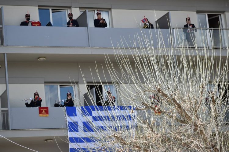 Η φιλαρμονική του Δήμου Τρικκαίων παιάνισε τον Εθνικό Ύμνο από τα μπαλκόνια του “Αχίλλειον” σκορπώντας συγκίνηση (video)