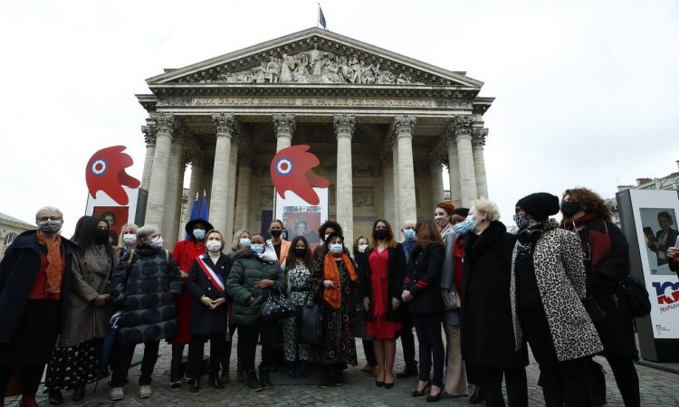 Γαλλία: Προσκλητήριο στην απεργία των γυναικών, “πρώτων στις αγγαρείες” της κρίσης