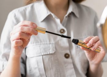 Γιατί δεν πρέπει να χρησιμοποιήσεις ποτέ τη μάσκαρα κάποιας άλλης γυναίκας;