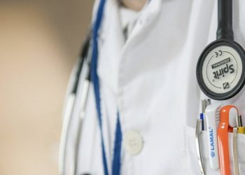 Πέταξαν από το μπαλκόνι γυναίκα γιατρό επειδή προσκάλεσε στο σπίτι άνδρα συνάδελφό της
