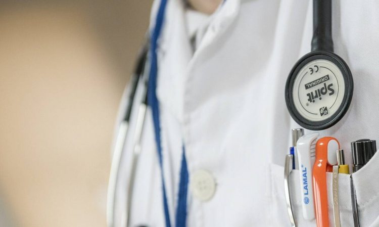 Πέταξαν από το μπαλκόνι γυναίκα γιατρό επειδή προσκάλεσε στο σπίτι άνδρα συνάδελφό της