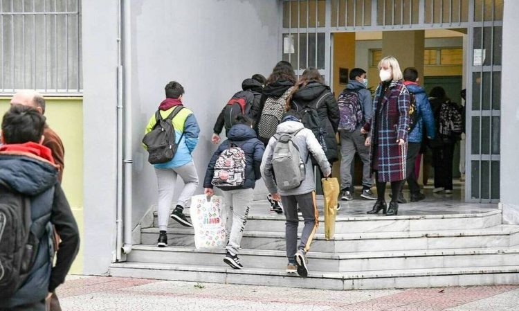 Άνοιγμα σχολείων: Υποχρεωτικό το τεστ κορονοϊού για τους μαθητές – Πότε θα επιστρέψουν στις τάξεις