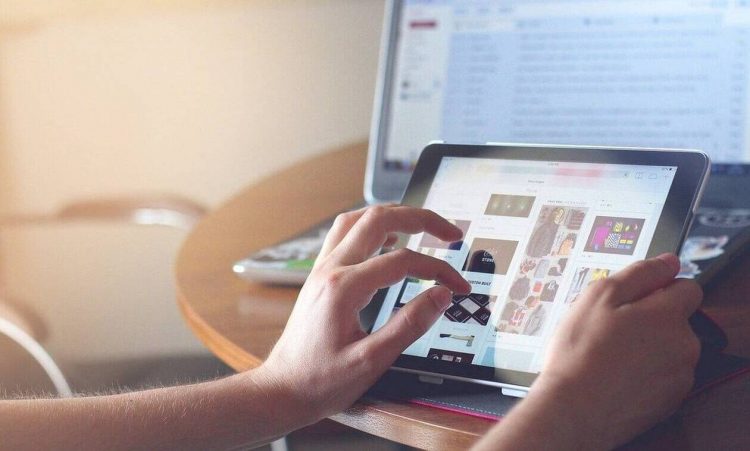 Voucher 200 ευρώ για laptop και tablet: Tρέχουν οι αιτήσεις – Ποιοι είναι οι δικαιούχοι