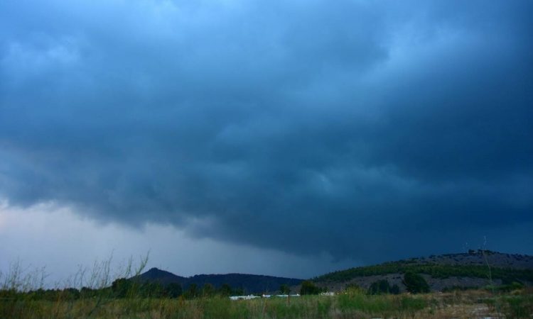 Καιρός – «Μάρτης γδάρτης»: Βροχές, καταιγίδες και χιόνια η Τετάρτη – Χαμηλές οι θερμοκρασίες