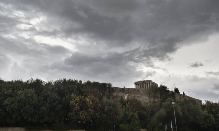 Καιρός: Συννεφιασμένη Κυριακή με βροχές, καταιγίδες και χιόνια – Πού θα «χτυπήσει» η κακοκαιρία