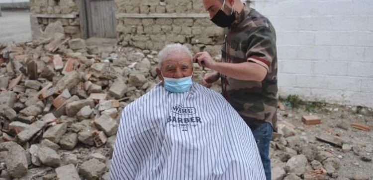 Χρήστος Χαρισούλης / Ένας κουρέας για τους σεισμόπληκτους