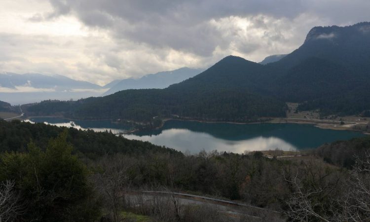 Αλλάζει ο καιρός: Συννεφιασμένη και με πολλά μποφόρ η Δευτέρα – Πού και πότε θα βρέξει