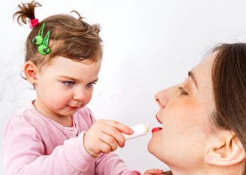Με αυτή τη συνταγή θα φτιάξετε lip balm για εσάς και τα παιδιά σας