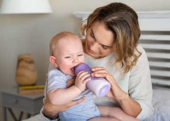 Μπορεί να αναμειχθεί το μητρικό γάλα με τη φόρμουλα στο ίδιο μπουκάλι;