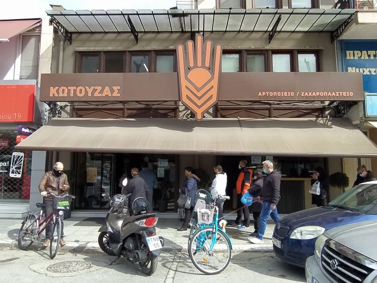 Ουρές στους φούρνους των Τρικάλων για τη λαγάνα
