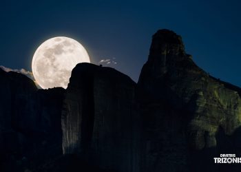 Συγκλονιστική φωτό από την πανσέληνο στα Μετέωρα
