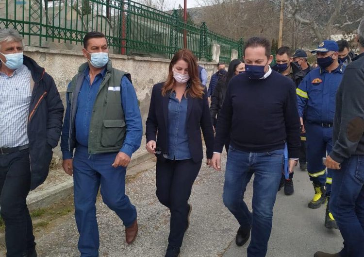 Στις σεισμόπληκτες περιοχές μαζί με τον Αναπληρωτή Υπουργό Στέλιο Πέτσα η Κατερίνα Παπακώστα