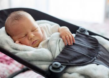 Είναι ασφαλές για το μωρό να κοιμάται στο ριλάξ;