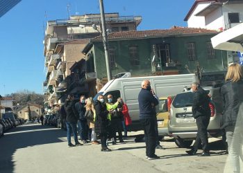 Στις πλατείες και στους δρόμους έβγαλε ο σεισμός τους Τρικαλινούς (εικόνες)