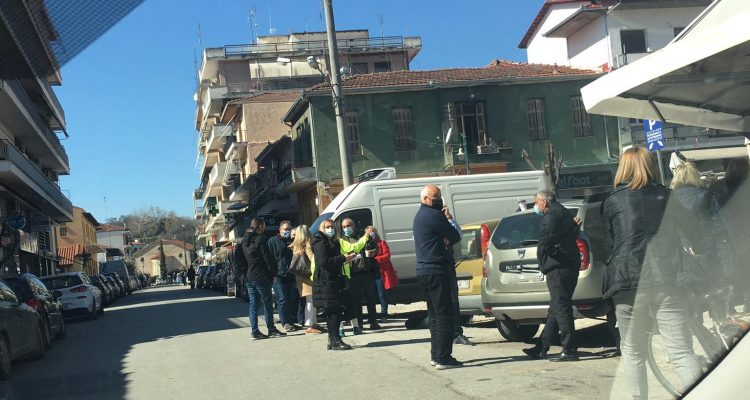 Στις πλατείες και στους δρόμους έβγαλε ο σεισμός τους Τρικαλινούς (εικόνες)