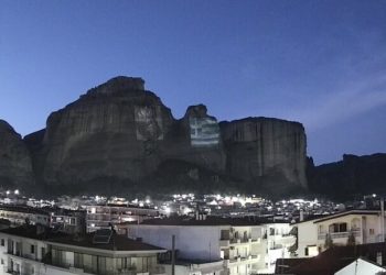 Live η σημαία στους ιερούς βράχους των Μετεώρων