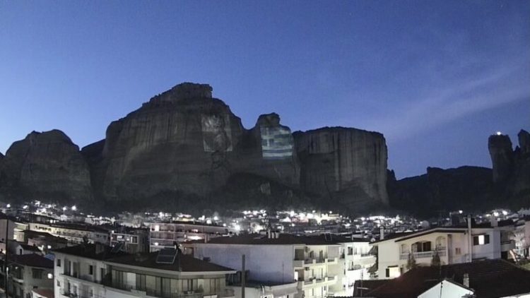 Live η σημαία στους ιερούς βράχους των Μετεώρων