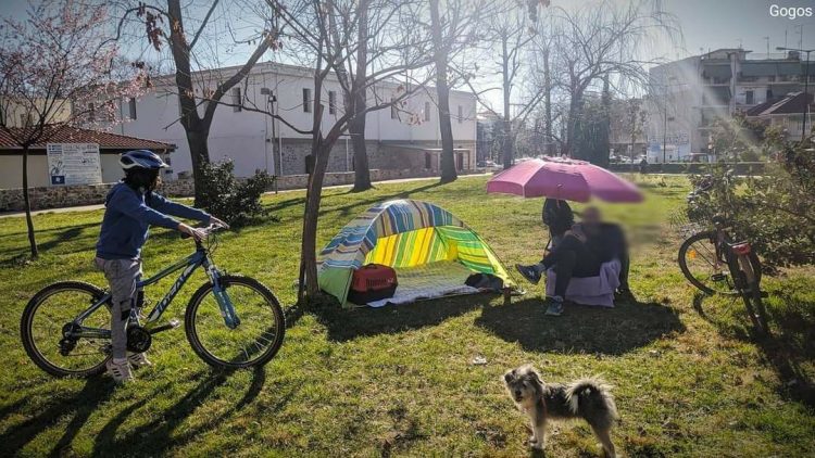 Με σκηνή στο Μουσείο Τσιτσάνη υπό το φόβο του σεισμού