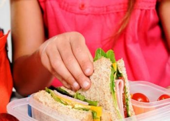 Η κυβέρνηση ταΐζει τους επιχειρηματικούς ομίλους και κόβει το φαΐ των παιδιών μας