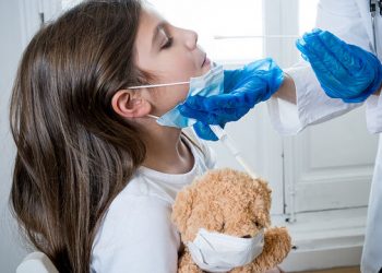 Self Test: Έτσι θα κάνετε το τεστ κορονοϊού στα παιδιά σας (vid)