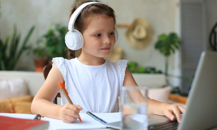 Οι επιπτώσεις της πολύωρης έκθεσης στις οθόνες στην όραση των παιδιών