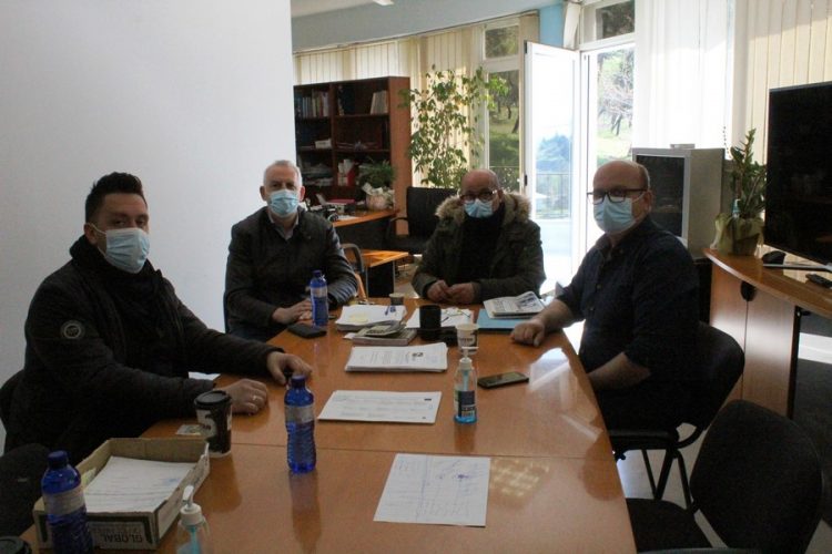 Στο Δημαρχείο Φαρκαδόνας ο διευθυντής Π.Ε. Τρικάλων για την κατάσταση των σχολείων