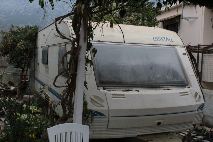 Δήμος Φαρκαδόνας-Παραδόθηκαν τροχόσπιτα σε σεισμόπληκτους-Προσπάθεια να έρθουν και άλλα