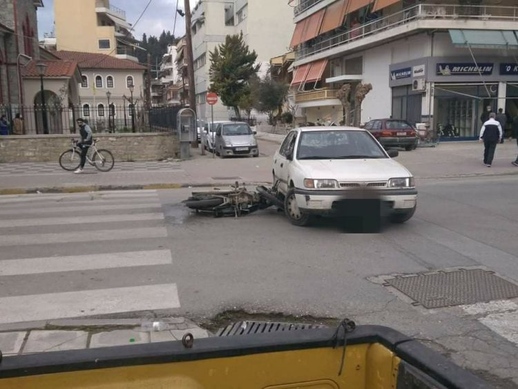 Τραυματισμός νεαρού δικυκλιστή σε τροχαίο στην Κονδύλη