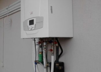 Επίδειξη επαγγελματικής ταυτότητας τεχνικού προσωπικού της ΕΔΑ ΘΕΣΣ κατά την επίσκεψη στο χώρο των καταναλωτών