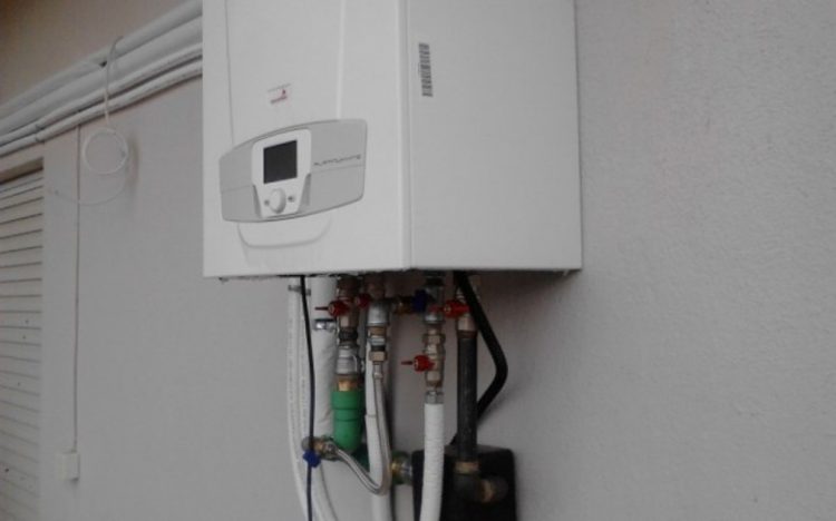 Επίδειξη επαγγελματικής ταυτότητας τεχνικού προσωπικού της ΕΔΑ ΘΕΣΣ κατά την επίσκεψη στο χώρο των καταναλωτών