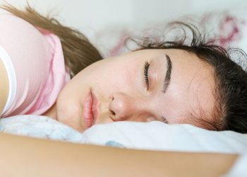 Πώς ο καλός ύπνος επηρεάζει τη ψυχική υγεία των εφήβων;