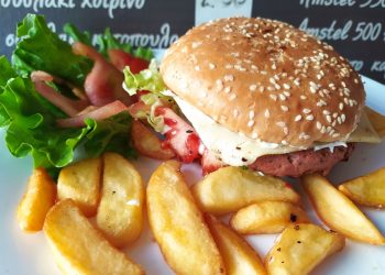 Απολαύστε το πιο λαχταριστό meatless burger στις “Όρνιθες εις την πυράν”-Η πιο λαχταριστή βίγκαν επιλογή