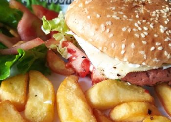 Απολαύστε το πιο λαχταριστό meatless burger και νηστίσιμες γεύσεις στις “Όρνιθες εις την πυράν”