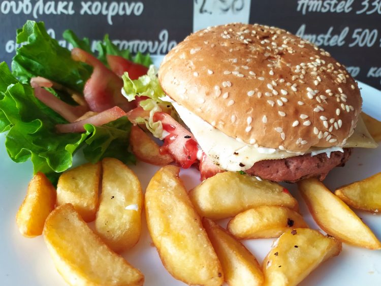 Απολαύστε το πιο λαχταριστό meatless burger στις “Όρνιθες εις την πυράν”-Η πιο λαχταριστή βίγκαν επιλογή