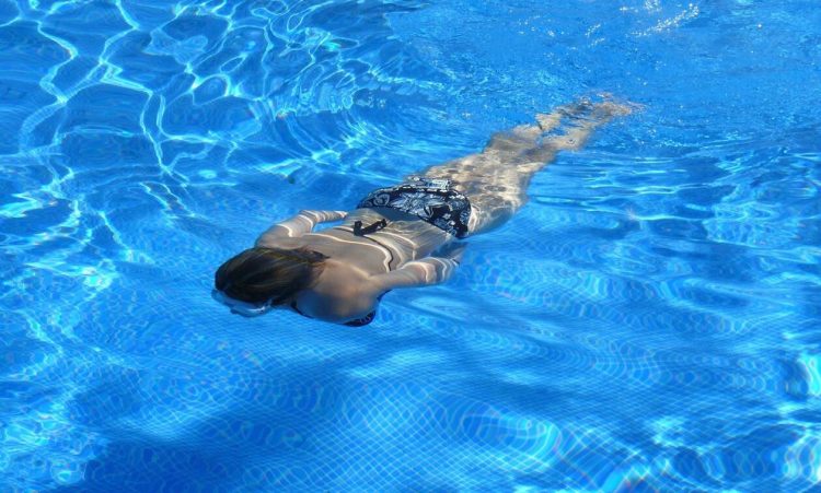 Σκότωσε στο ξύλο τη φίλη του επειδή είχε αποκαλυπτικό «ατύχημα» με το μπικίνι της