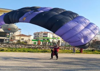 Ένας τεράστιος και ιδιαίτερος χαρταετός εκανε την εμφάνισή του στα Τρίκαλα και ξετρέλανε μικρούς και μεγάλους